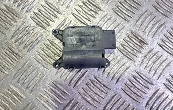 Volkswagen Fox Air flap motor/actuator 0132801357