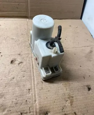 Audi 80 90 S2 B4 Central locking vacuum pump 4A0862257H