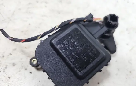 Audi A3 S3 8L Air flap motor/actuator 1J1907511D