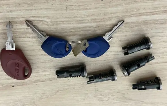 Fiat 500 Cinquecento Coupe door lock (next to the handle) 718208000