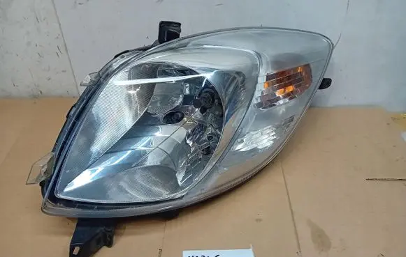 Toyota Yaris Headlight/headlamp