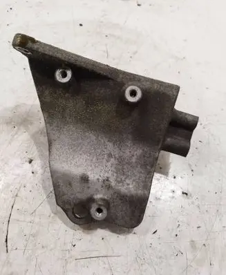 Subaru Legacy Engine mounting bracket