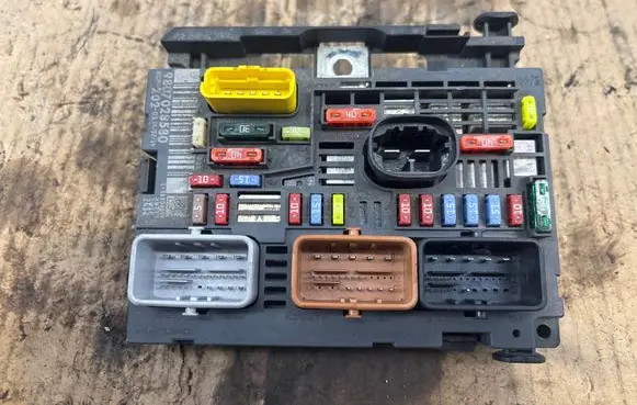 Peugeot RCZ Fuse module 9807028580 BSMM020