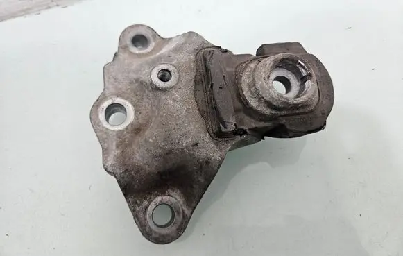 Engine mounting bracket