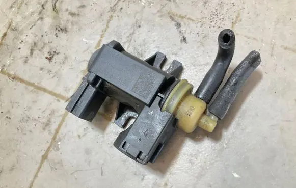 Audi Q5 SQ5 Valve vacuum 8K0906627