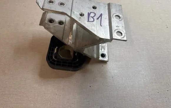 BMW 7 G70 Radiator mount bracket 5a18815