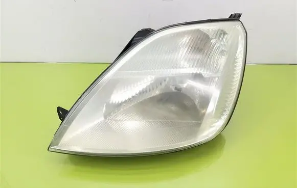 Ford Fiesta Headlight/headlamp 9818