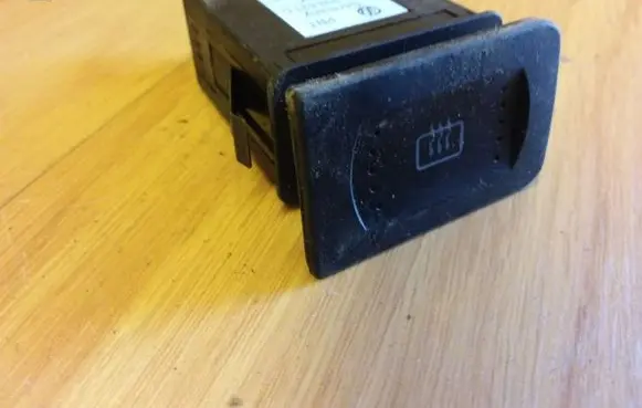 Volkswagen Golf IV Windscreen/window heater switch 1J0959621C