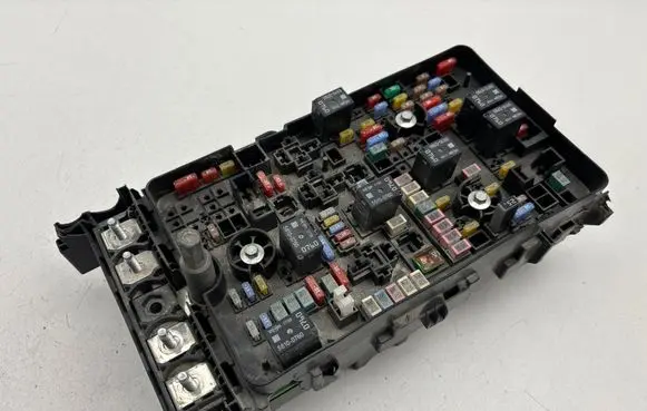 Chrysler Pacifica Fuse module 68338717AC 835305084BC