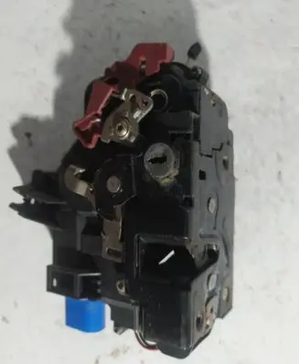 Volkswagen Golf V Rear door lock 7L0839016