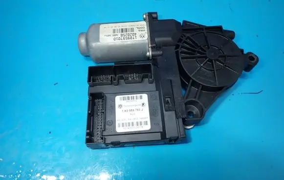Volkswagen Golf III Front door window regulator motor 1K0959793J 10140207030178