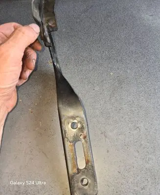 Engine bonnet/hood hinges