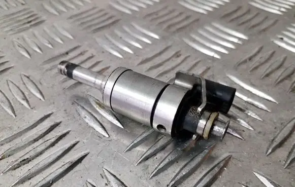 Ford Focus Fuel injector DM5G9F593AA