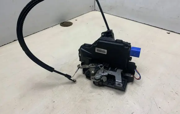 Volkswagen Polo Rear door lock 3B4839016AG