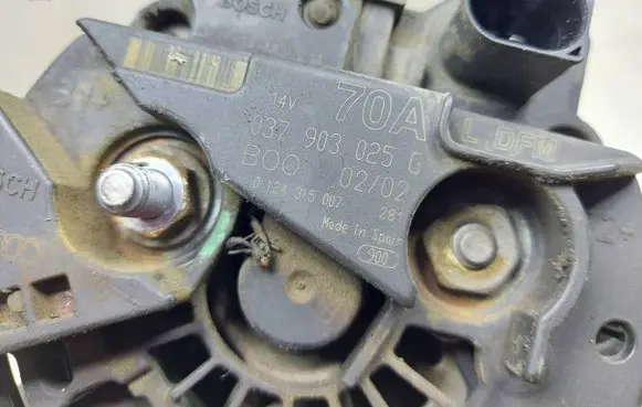 Volkswagen Polo Generator/alternator 037903025G 0124315007