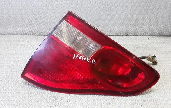 Toyota Avensis Verso Tailgate rear/tail lights