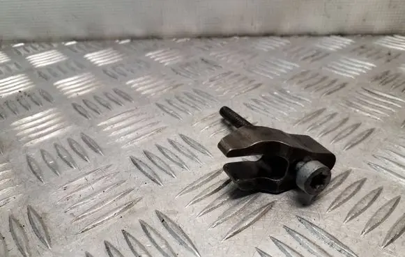 Jeep Patriot Fuel Injector clamp holder 