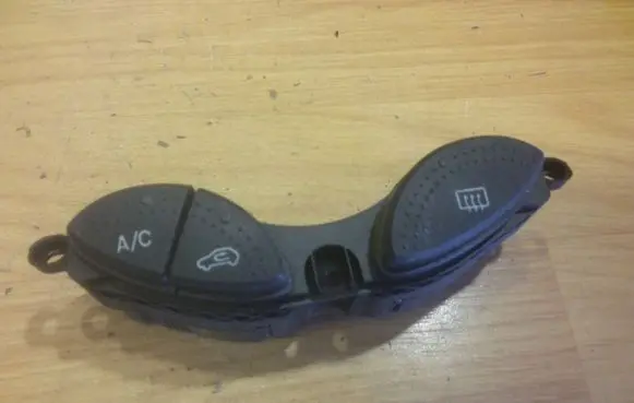 Ford Focus Windscreen/window heater switch YS4T19A945BA