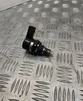 BMW 5 E60 E61 Fuel pressure regulator 0281002481 31653784