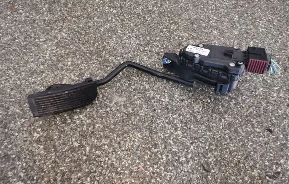 Nissan Primera Accelerator throttle pedal 18002AU410