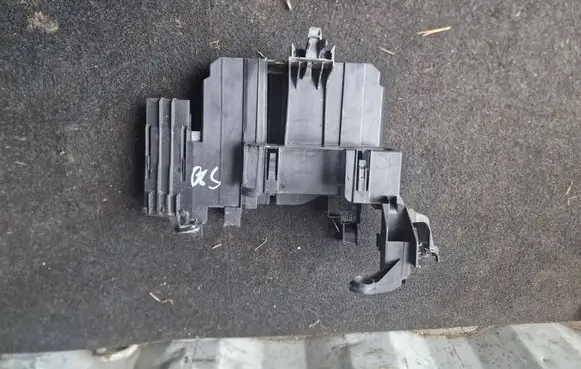 BMW 3 G20 G21 Engine control unit holder 8650888