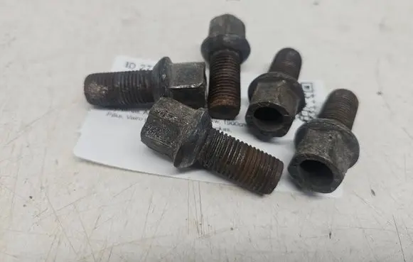 Volkswagen Golf IV Nuts/bolts 