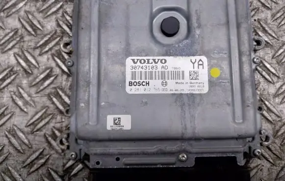 Volvo S60 Engine control unit/module 30743103
