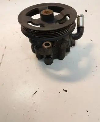 Toyota Avensis T250 Power steering pump U09
