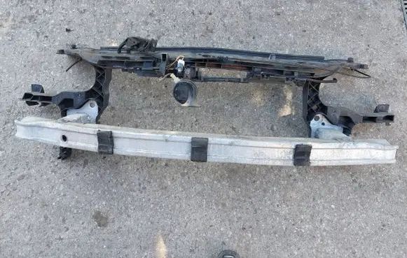 Renault Megane II Radiator support slam panel
