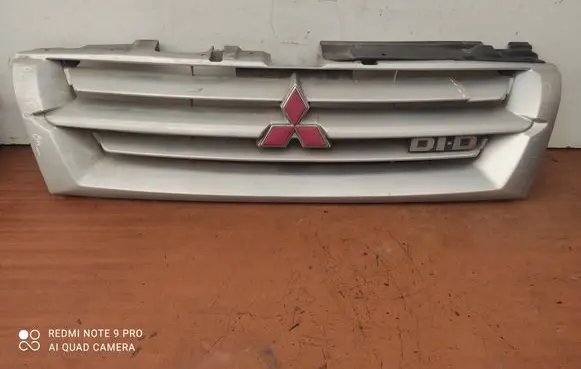 Mitsubishi Pajero Front bumper upper radiator grill MR387981