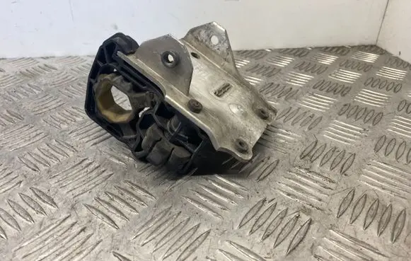 BMW 5 F10 F11 Radiator mount bracket 7186514
