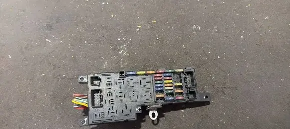 Volvo XC70 Fuse module 8678449 518828017