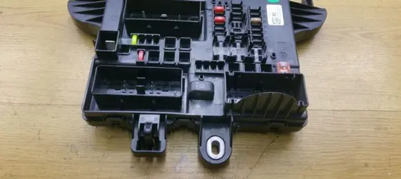 Opel Insignia A Fuse module 13277321