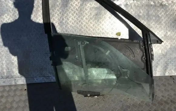 Audi 80 90 B3 Front door window/glass frame 