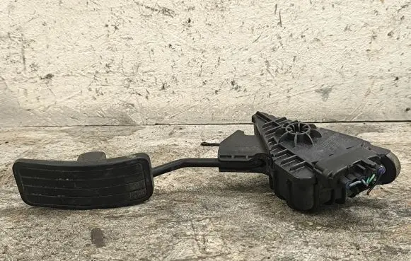 Subaru B9 Tribeca Accelerator throttle pedal 36010XA000