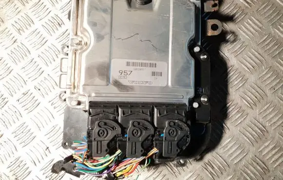 Volvo S40, V40 Engine control unit/module 0281010441 8200065996