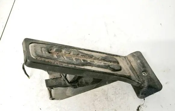 Accelerator throttle pedal