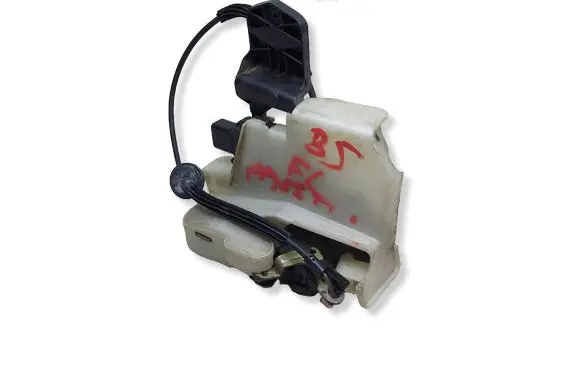 Volkswagen PASSAT B5 Front door lock 3B0837867