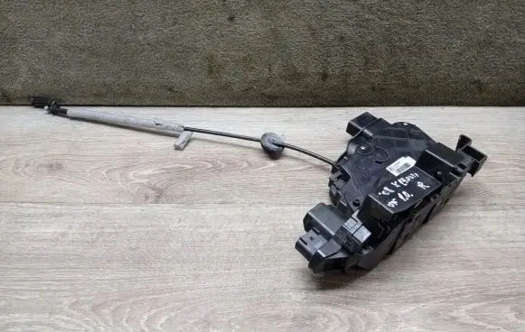 Volvo XC70 Front door lock 31253282