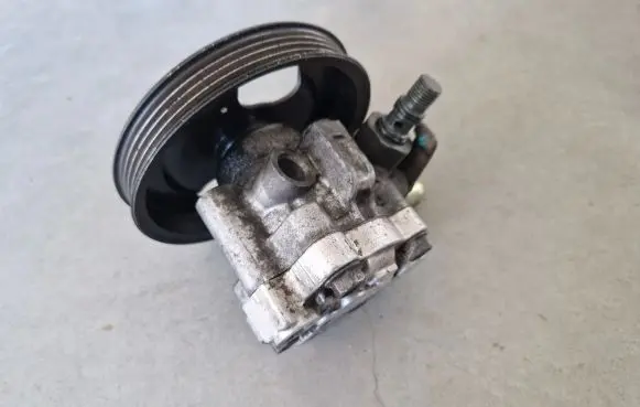 Mitsubishi L200 Power steering pump MR374897