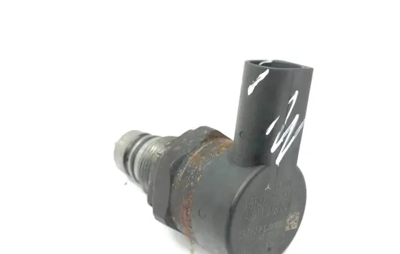 Mercedes-Benz A W169 Fuel pressure regulator A6110780449 11910240 0281002494