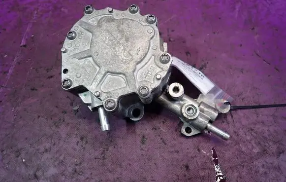 Volkswagen PASSAT B5.5 Vacuum pump 220222A2