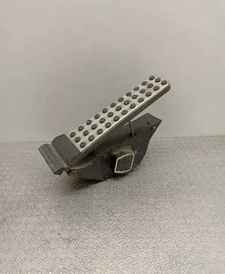 Mercedes-Benz C W204 Accelerator throttle pedal A2043000204 0577 011210