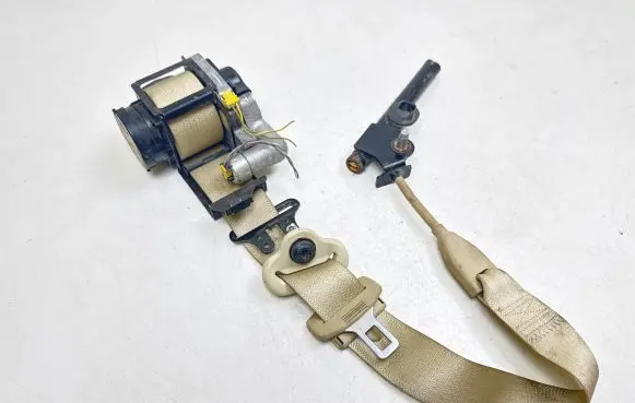 Ford Fusion II Front seatbelt B9572 1021996 1TE7440310