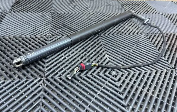 Volvo XC90 Tailgate/trunk strut/damper 31690604