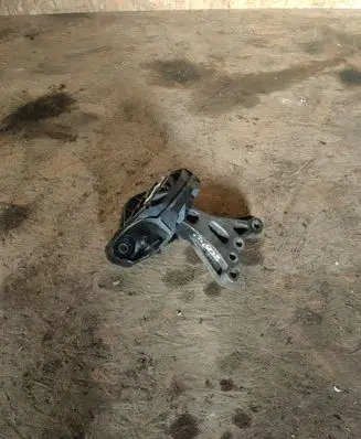 Peugeot 208 Engine mounting bracket