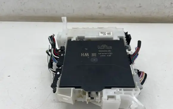 Toyota Yaris XP210 Fuse module 82730K0080 89221K0020