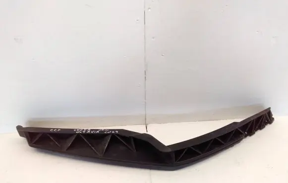 Skoda Octavia Mk2 (1Z) Front bumper mounting bracket 1Z0807184
