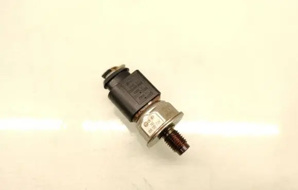 Volkswagen Touareg I Fuel pressure sensor 55PP2402 059130758