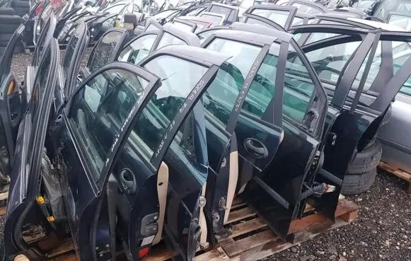 Mitsubishi Carisma Rear door melynos